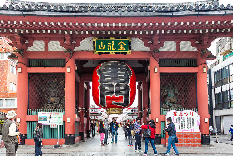Asakusa - Tradittional town known with a red lantern and statues in famouse Kaminari-mon
